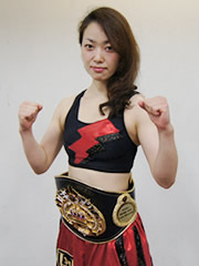 小澤　瑶生（元、女子世界スーパーフライ級チャンピオン）